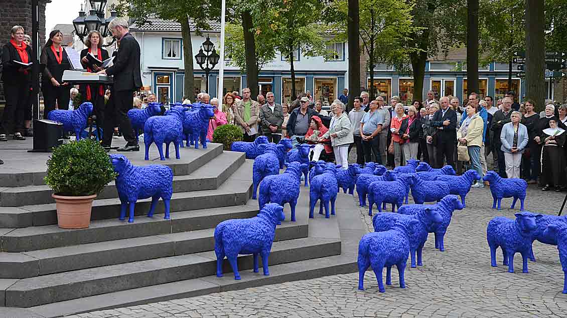 Mit den blauen Schafen vor der Basilika setzte die vierte Interreligiöse Friedenwallfahrt in Kevelaer ein deutliches Zeichen.