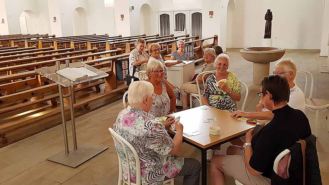 In der Kirche St. Ludwig ist es wenigstens schön kühl: Die Karten-Frauen der Pfarrgemeinde Heilig Kreuz Ibbenbüren zocken um den besten Stich.