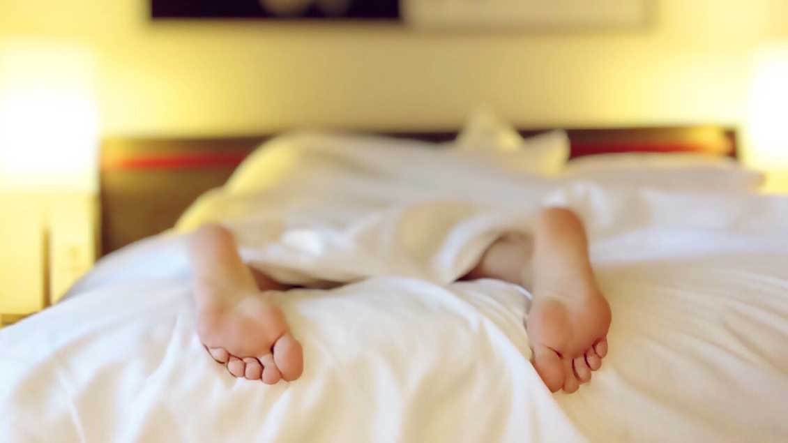 Ob es sich in christlichen Betten besser schläft? Sebastian Tacke, Hotelier aus Stralsund, hat eine Antwort darauf.