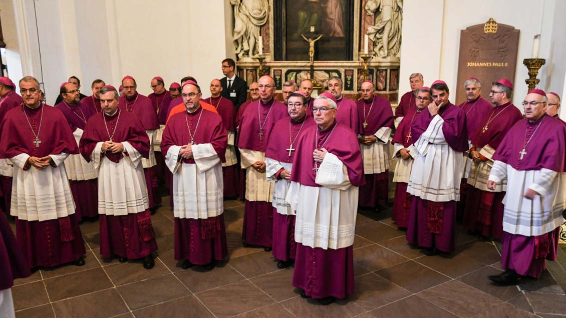 Bischöfe im Fuldaer Dom während der Herbstvollversammlung der Deutschen Bischofskonferenz.