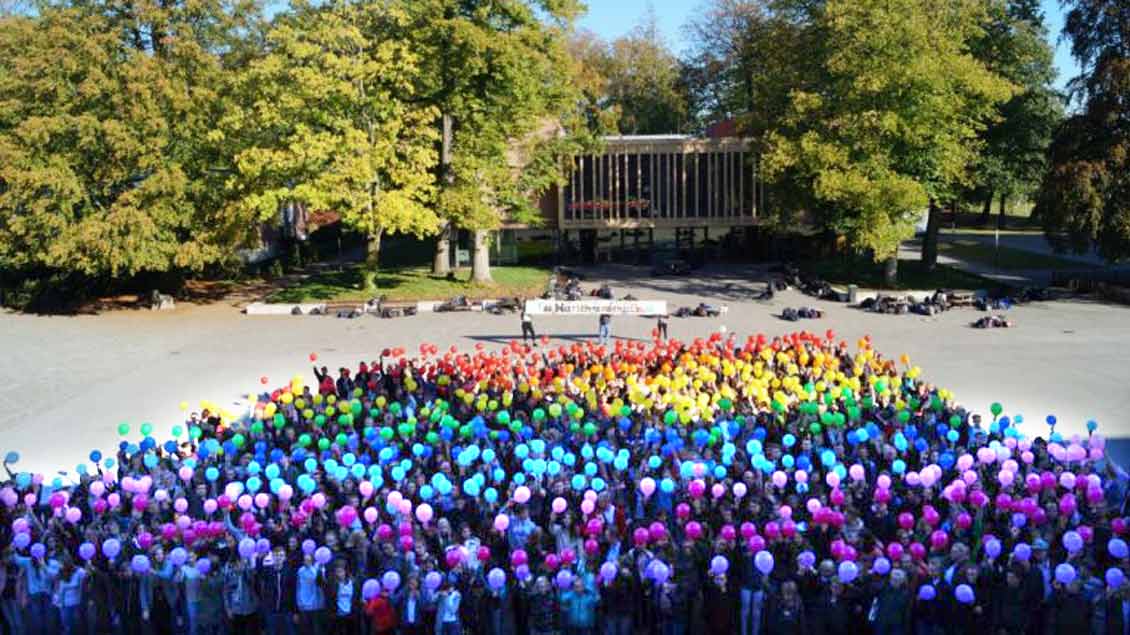 600 Schüler demonstrierten am Ordens-Gymnasium Mariengarden in Borken-Burlo mit Ballons in Regenbogenfarben für ihren homosexuellen Lehrer.