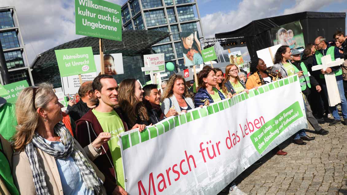 Mehrere tausend Menschen demonstrierten beim 14. Berliner „Marsch für das Leben“ gegen Abtreibung und aktive Sterbehilfe.