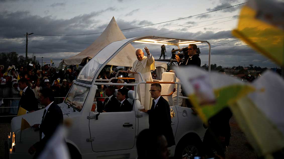 Papst Franziskus im Papamobil 