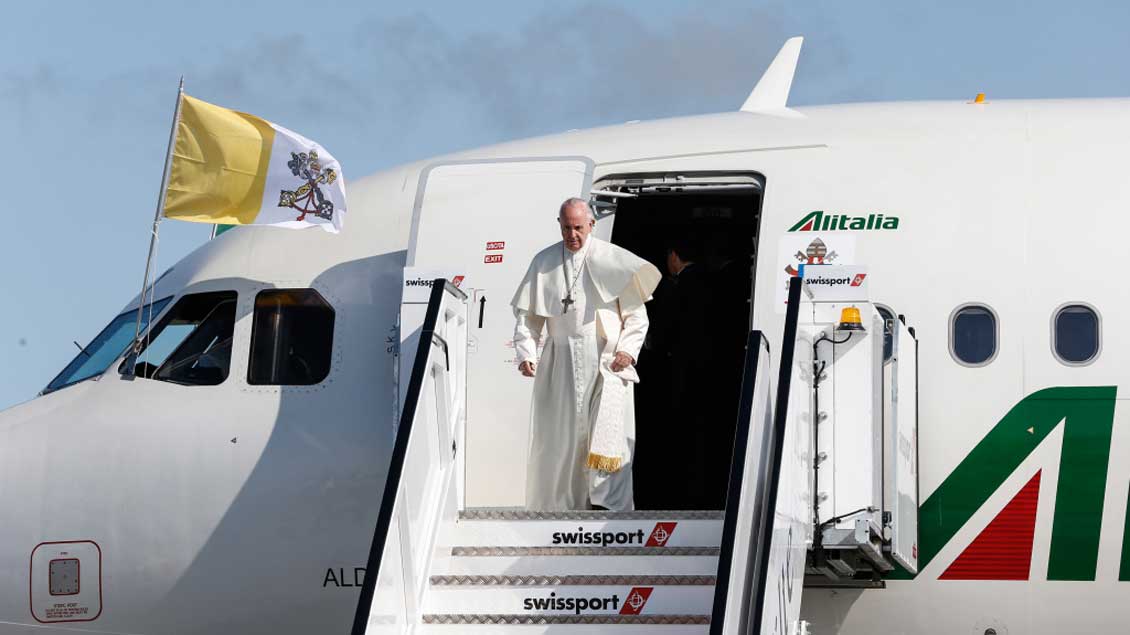 Papst Franziskus steigt aus dem Flugzeug aus.