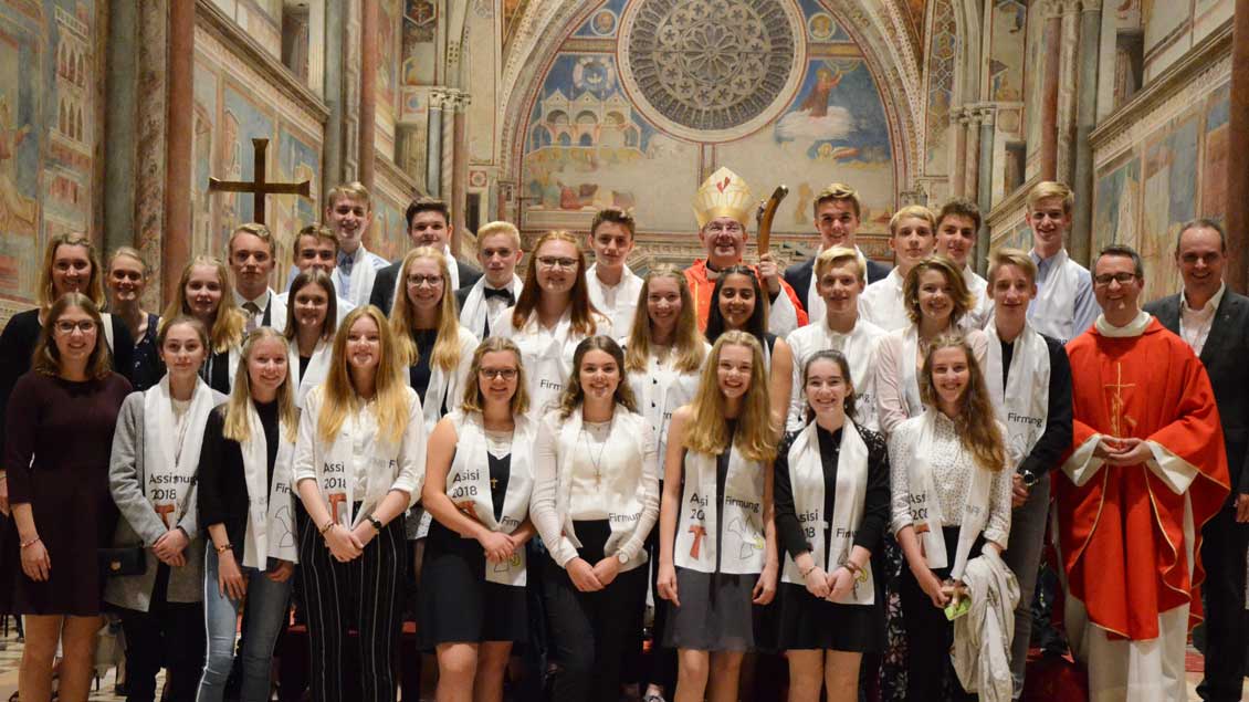Großes Erlebnis für die Firmlinge - hier die Gruppe aus Emsdetten: der Empfang der Firmung durch Weihbischof Christoph Hegge in der Basilika San Francesco in Assisi.