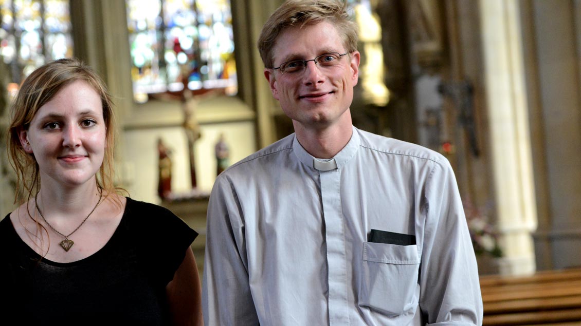 Kaplan Franziskus von Boeselager wurde über das Bistum Münster hinaus durch das Projekt „Valerie und der Priester“ bekannt. Die Journalistin Valerie Schönian (links) begleitete den Priester von Mai 2016 bis Mai 2017 mit einem Blog bei seiner Arbeit.