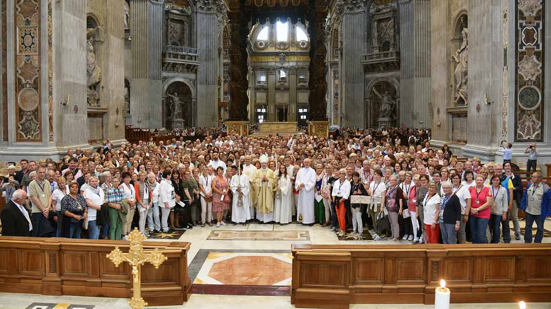 Gruppenbild nach der Messe in der Apsis des Petersdoms. | Foto: Ludger Heuer (BMO)