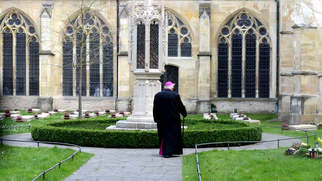 Weihbischof Friedrich Ostermann 2016 auf dem Domherrenfriedhof in Münster. Dort wird nun auch er zur letzten Ruhe gebettet.