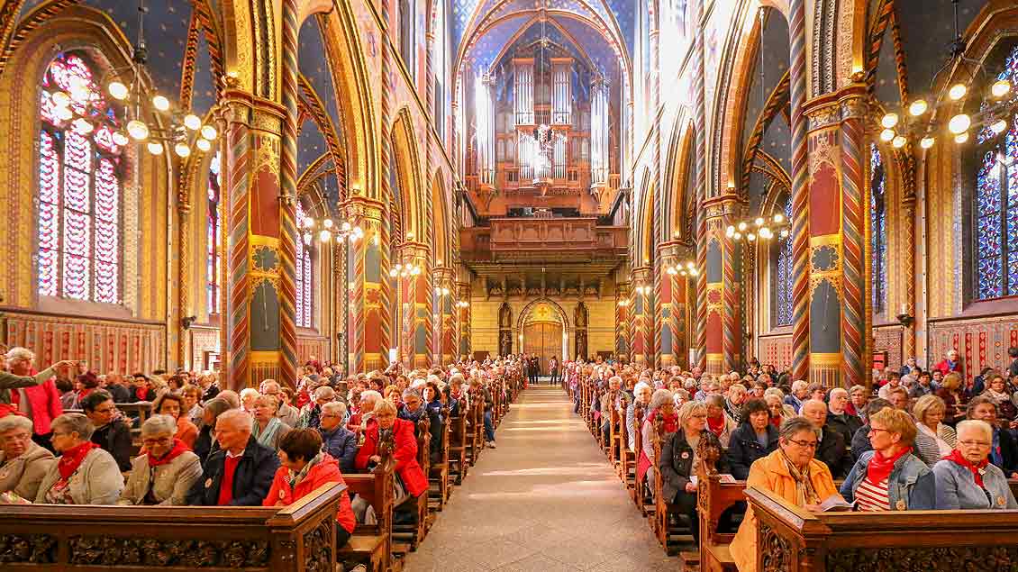 Zum Auftakt der erste Caritas-Wallfahrt  versammelten sich die knapp 800 Mitarbeiter in der Basilika zur Pilgermesse mit Domkapitular Josef Leenders.