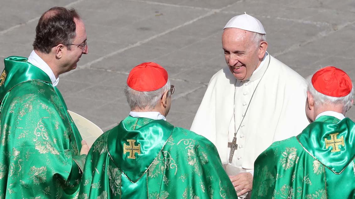 Papst Franziskus im Gespräch mit einigen Kardinälen auf dem Petersplatz. Dort hat er mit einem Gottesdienst die Weltbischofssynode über die Jugend eröffnet.