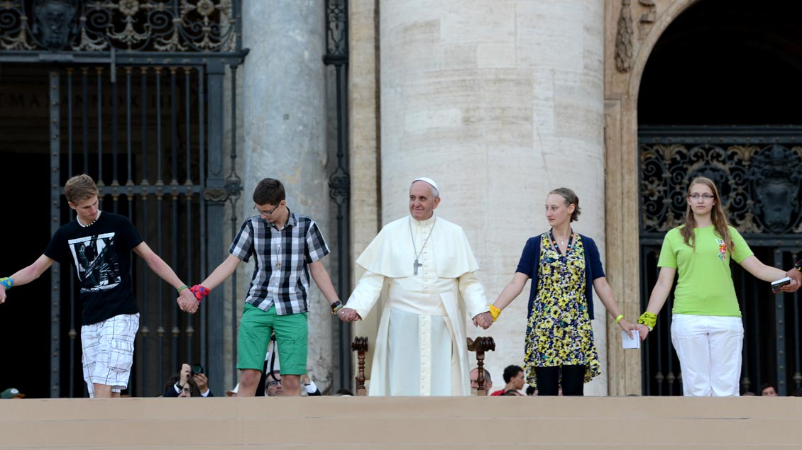 „Jugend, Glaube und Berufungsunterscheidung“ ist das Thema der Bischofssynode, zu der Papst Franziskus nach Rom eingeladen hat. Unser Bild zeigt ihn mit Jugendlichen auf dem Petersplatz während der Ministrantenwallfahrt 2014.