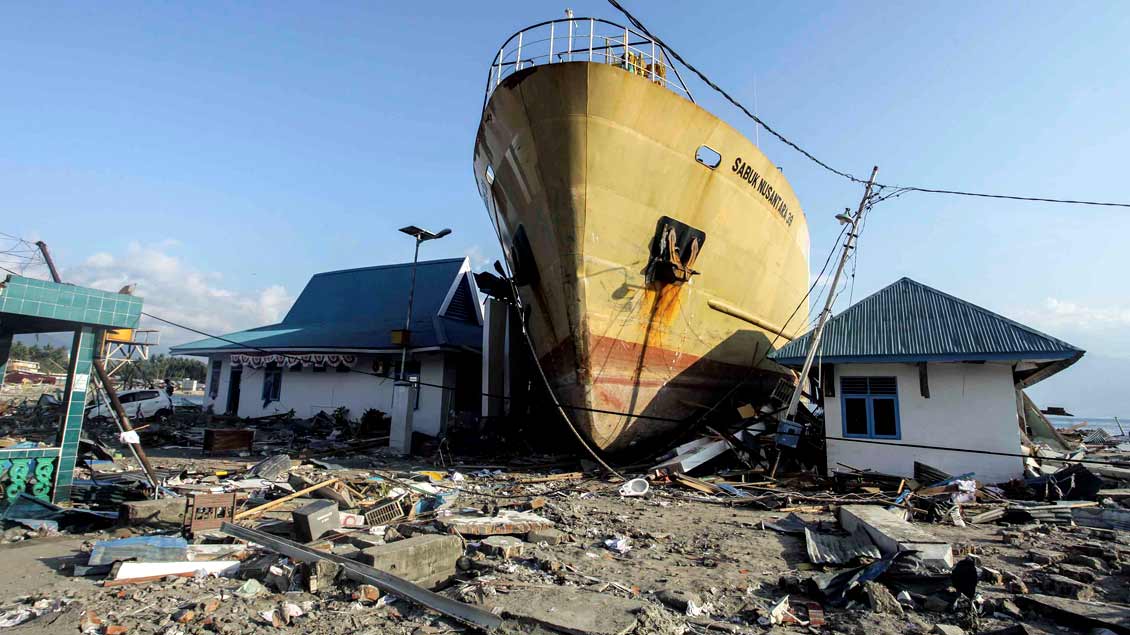 Wie stark das Erdbeben und der Tsunami in Indonesien war, zeigt dieses Schiff auf Zentral-Sulawesi, das zwischen die Häuser gespült wurde.