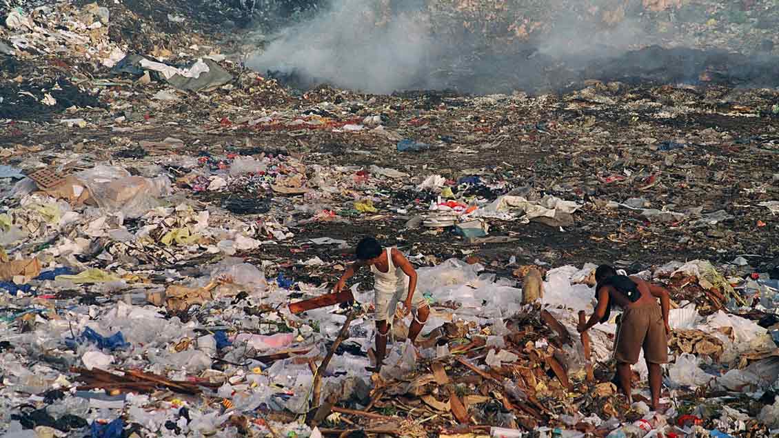 Menschen auf einer Müllhalde in der philippinischen Großstadt Cebu.
