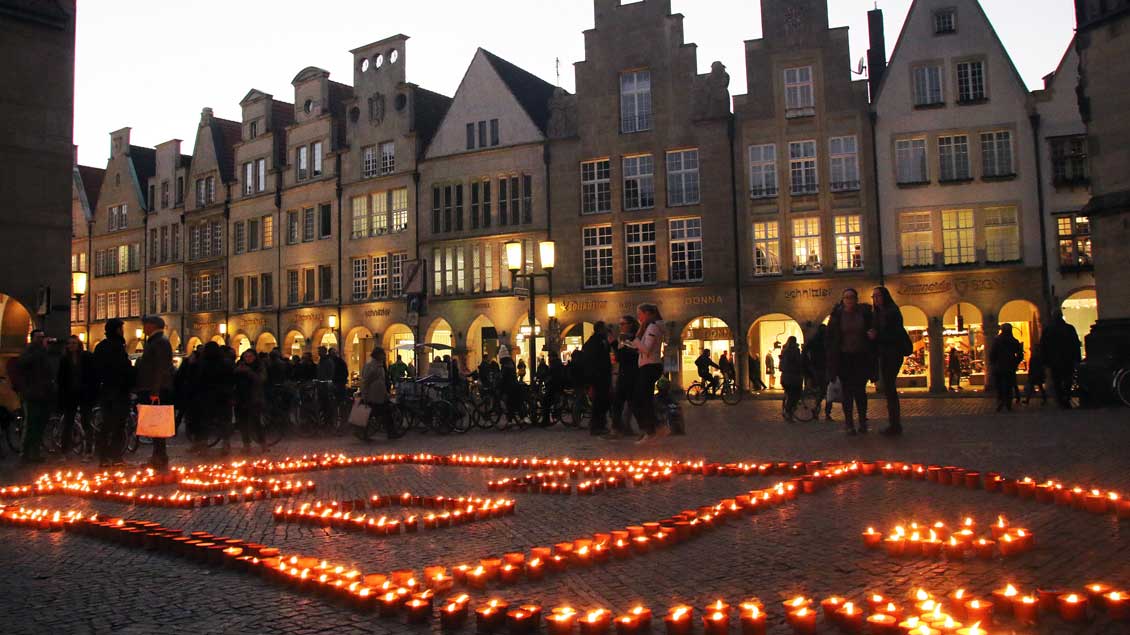 Kerzen auf dem Lamberti-Kirchplatz in Münster.