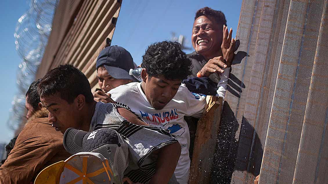 Flüchtlinge werden von Tränengas getroffen, nachdem sie versucht haben, illegal die Grenze zur USA in Tijuana, Mexiko, zu durchbrechen.