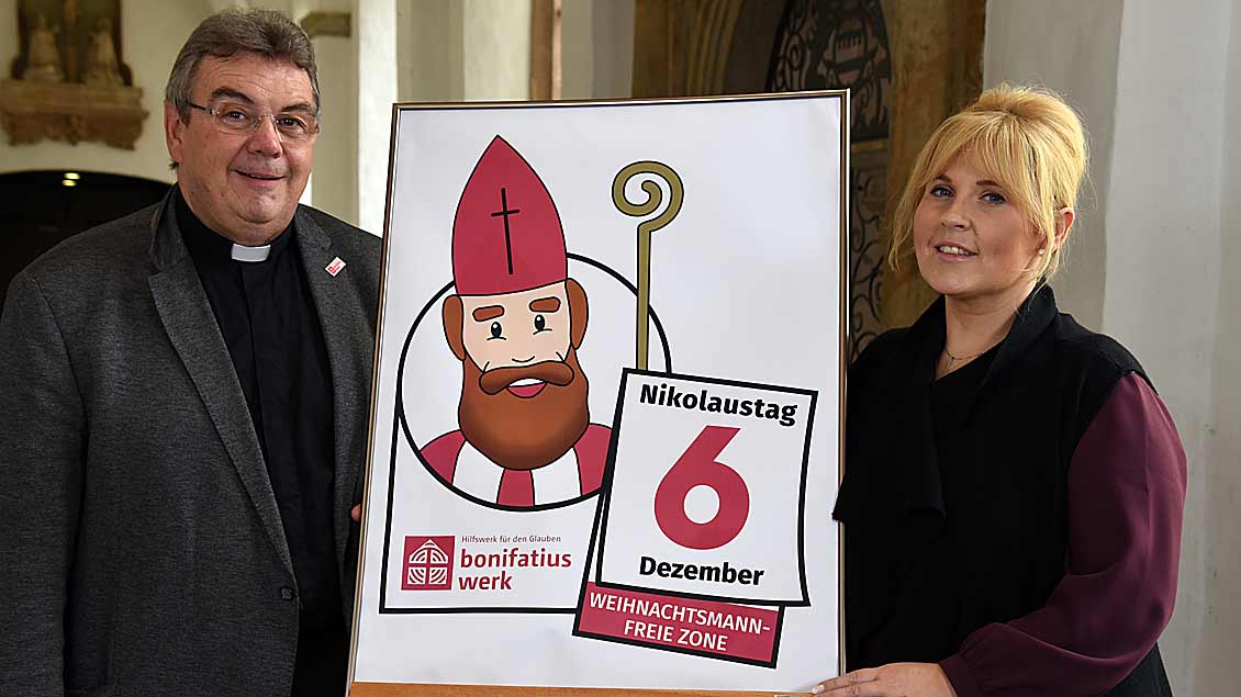 Monsignore Georg Austen und Maite Kelly stellten das neue Nikolaus-Logo vor. 