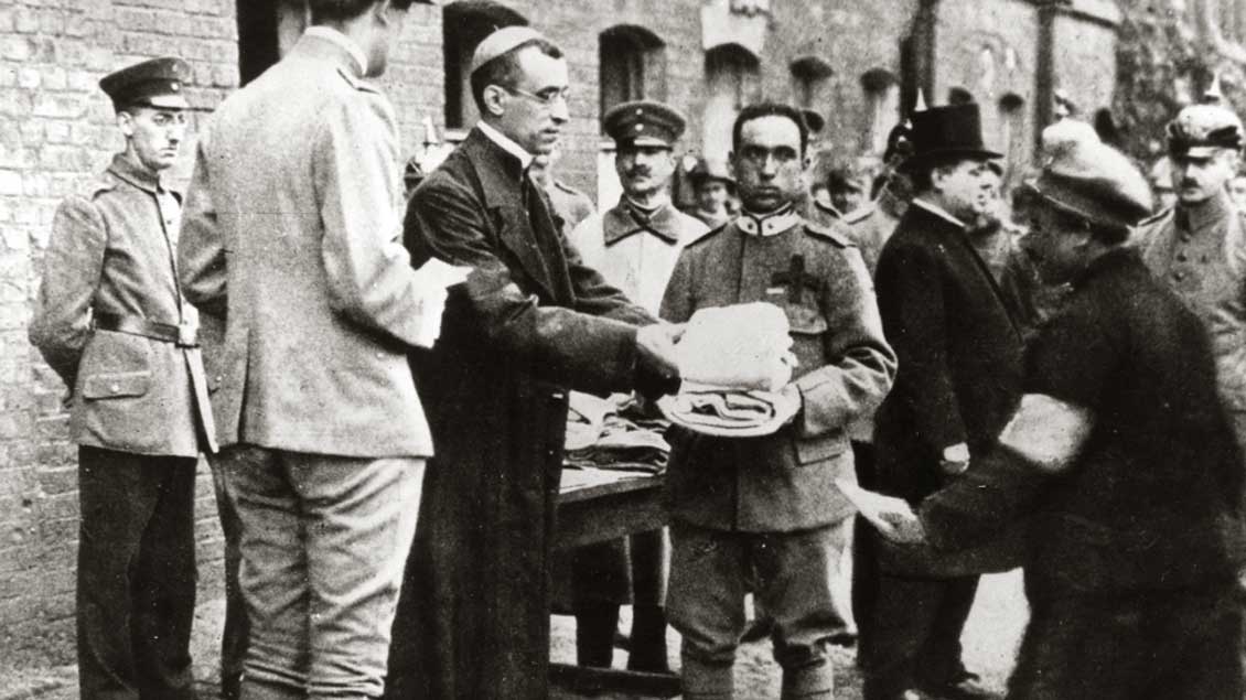 Nuntius Pacelli im Gefangenenlager am 14. September 1918 in Münster.