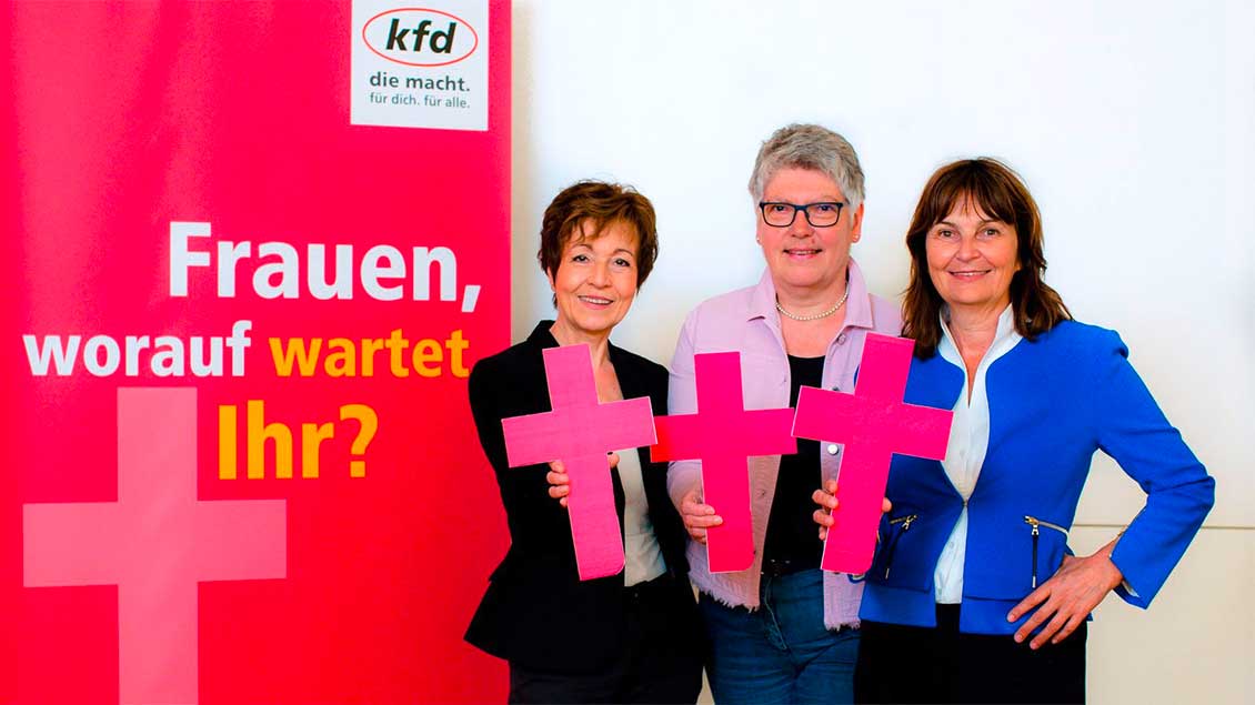 KFD-Bundesvorsitzende Mechthild Heil mit den stellvertretenden Vorsitzenden Monika von Palubicki und Agnes Wuckelt.