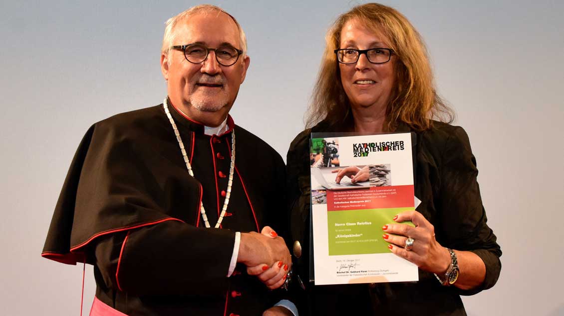 Den Katholischen Medienpreis 2017 an den Ex-"Spiegel"-Reporter Claas Relotius nahm damals in Vertretung dessen Kollegin Barbara Schmid von Medienbischof Gebhard Fürst entgegen.