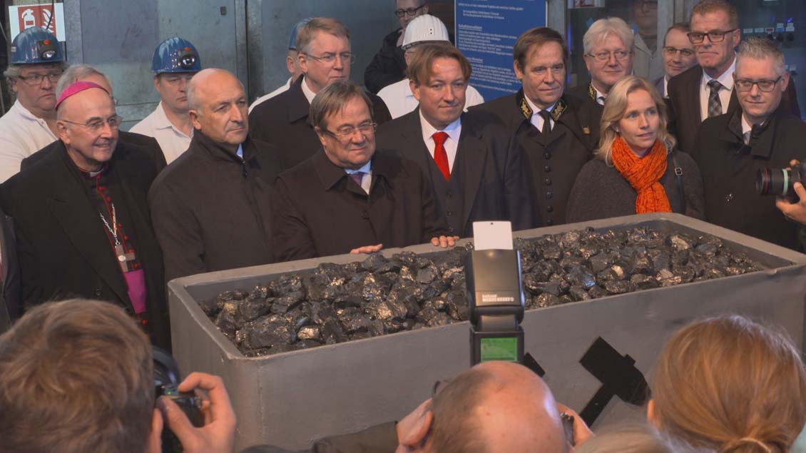 400 Gäste, darunter Bischof Felix Genn (links), begleiteten die Ibbenbürener Bergleute bei ihrer letzten Kohleförderung.