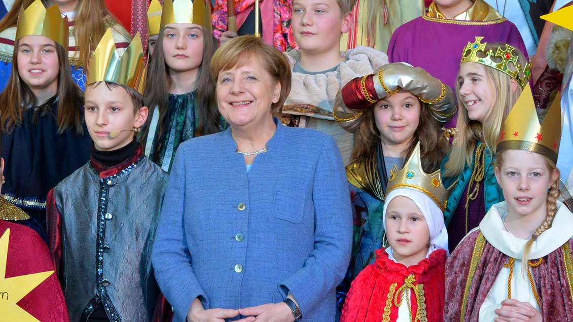 Bundeskanzlerin Angela Merkel mit Sternsingern.