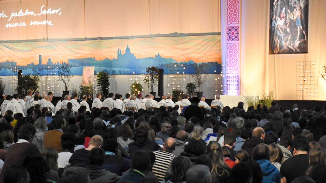 15.000 Jugendliche begehen den Jahreswechsel beim Taizé-Treffen in Madrid mit Gebet und Diskussionen.