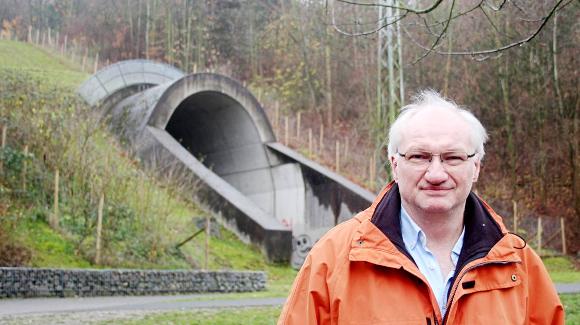 Klaus-Dieter Amtmann am Tunnel der ehemaligen Zechenbahn Ewald durch die Halde Hoheward in Herten.