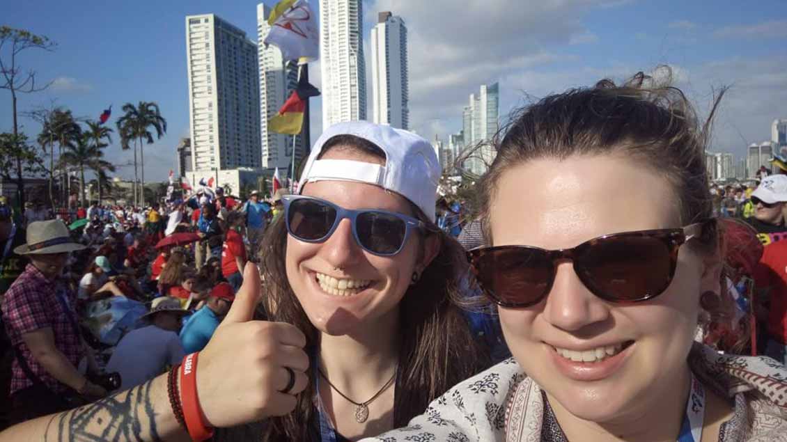 Julia Hahn (links) aus Münster bei der Eröffnungsmesse des Weltjugendtags in Panama.