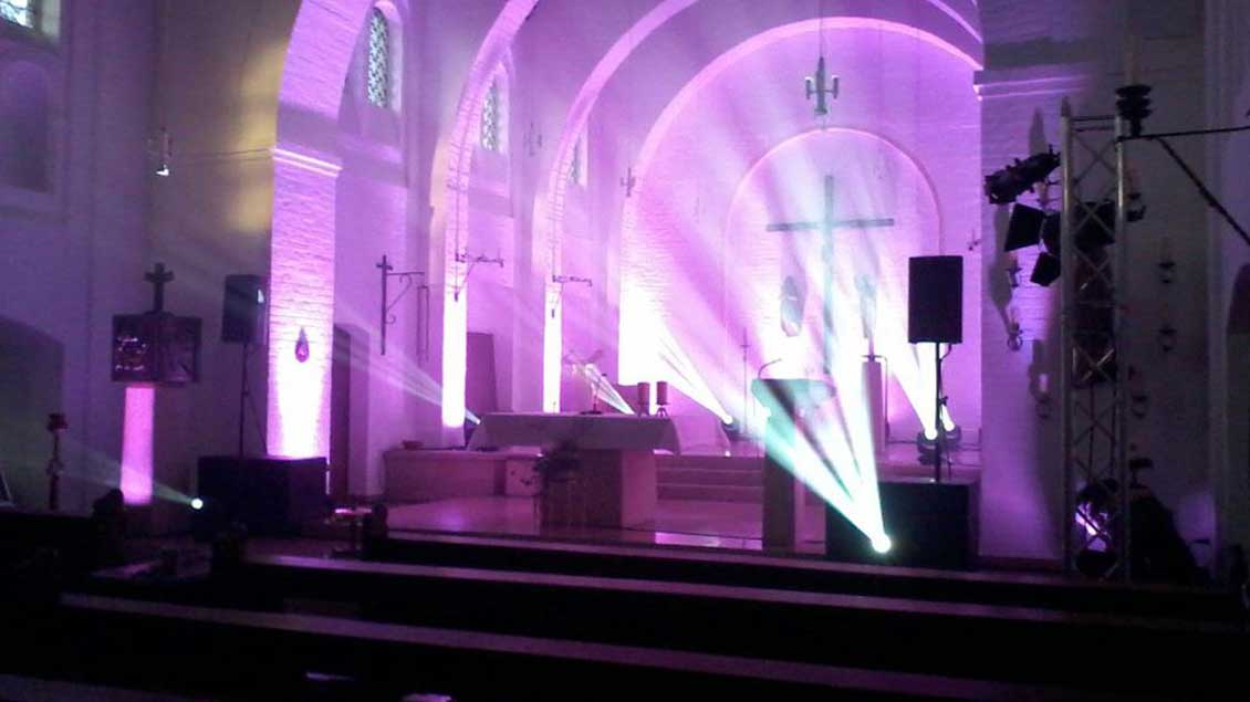 Licht-Effekte und Musik sind wichtige Elemente der Disco-Messe in der Heilig-Kreuz-Kirche in Borken-Borkenwirthe.