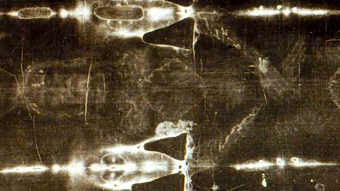Das Turiner Grabtuch zeigt in einer Negativ-Aufnahme das Gesicht und den Körper eines Mannes. Ist es der gekreuzigte Jesus? Darüber streiten die Wissenschaftler.