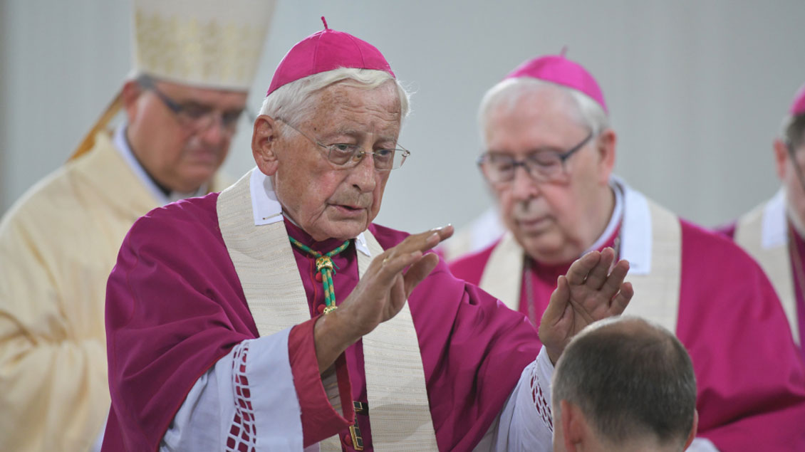 Der frühere katholische Bischof von Eichstätt und Augsburg, Walter Mixa (77), hat bei einem AfD-Neujahrsempfang in Stuttgart gesprochen. Das Bild zeigt ihn bei einem Festhochamt im Juni 2018 in Würzburg.