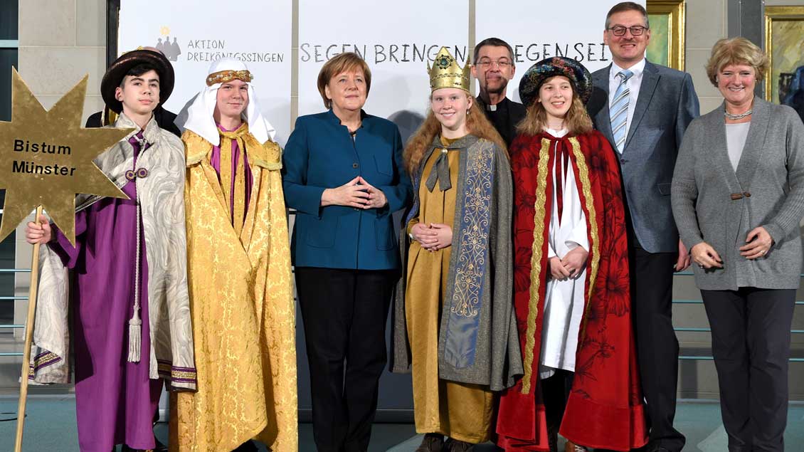 Die Sternsinger aus Harsewinkel bei Bundeskanzlerin Angela Merkel.