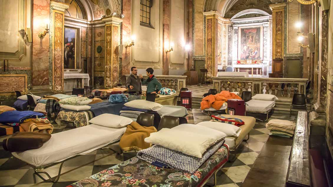 In der Kirche San Calisto im römischen Stadtteil Trastevere können Obdachlose im Winter schon seit einiger Zeit schlafen. Jetzt wurden weitere Betten aufgestellt.
