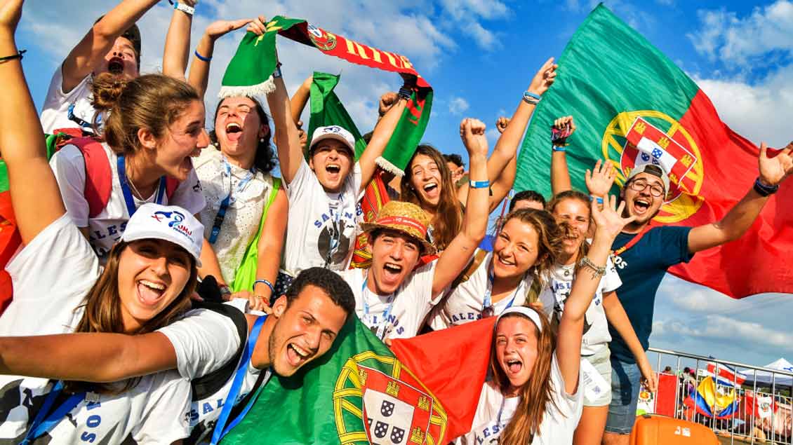 Junge Menschen aus Portugal jubeln und schwenken portugiesische Fahnen während des Weltjugendtags in Panama. Das nächste Treffen soll 2022 in ihrer Hauptstadt Lissabon stattfinden.