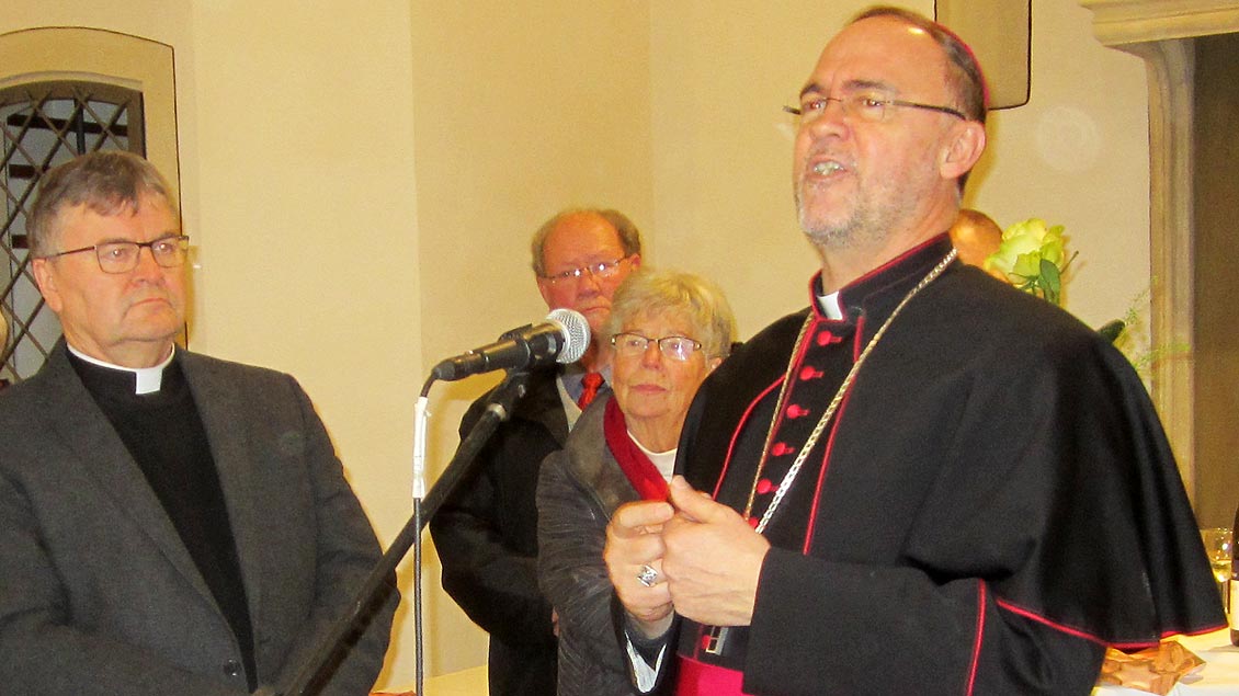 Propst Klaus Wittke (links) und Regionalbischof Rolf Lohmann beim Neujahrsempfang in der St.-Viktor-Pfarre Xanten.