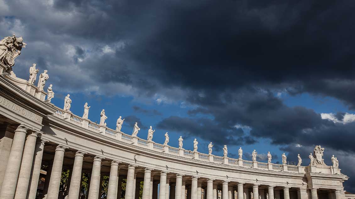 Dunkle Wolken über dem Petersplatz in Rom.