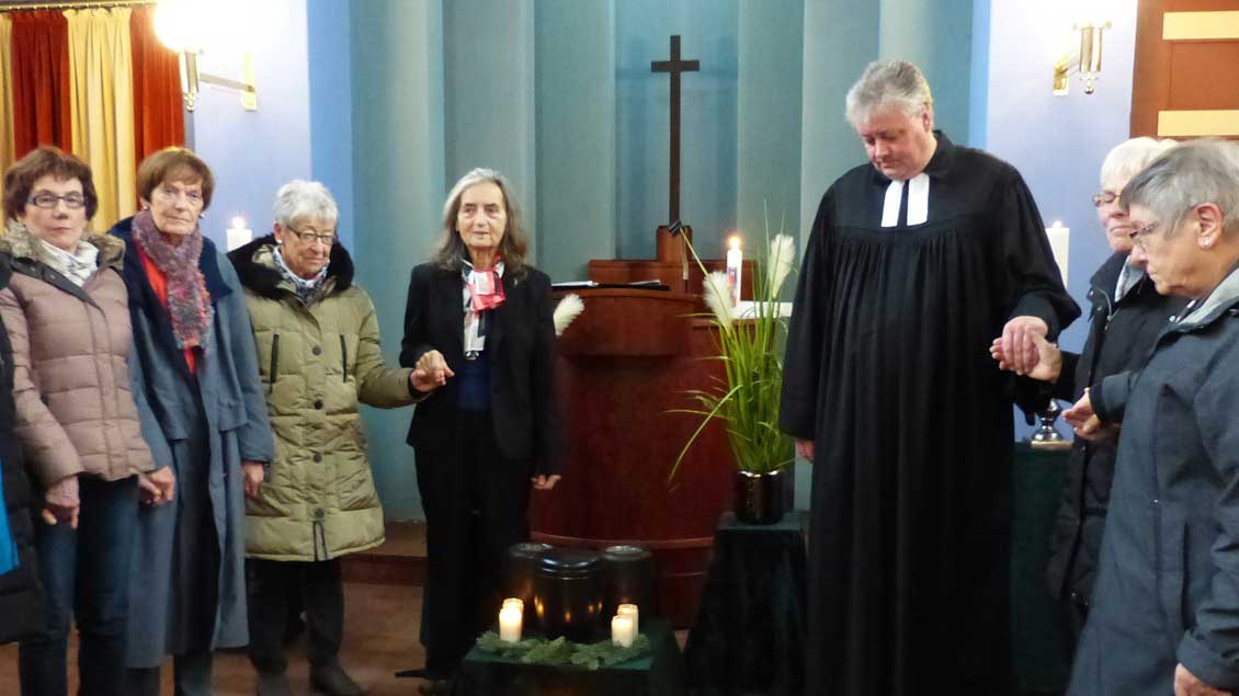 Brigitta Lobenstein (vierte von links) mit der Gruppe aus St. Marien bei einer Trauerfeier auf dem evangelischen Friedhof in Delmenhorst: Drei Verstorbene werden anonym beerdigt. Die Frauen kommen kommen dafür regelmäßig zusammen.