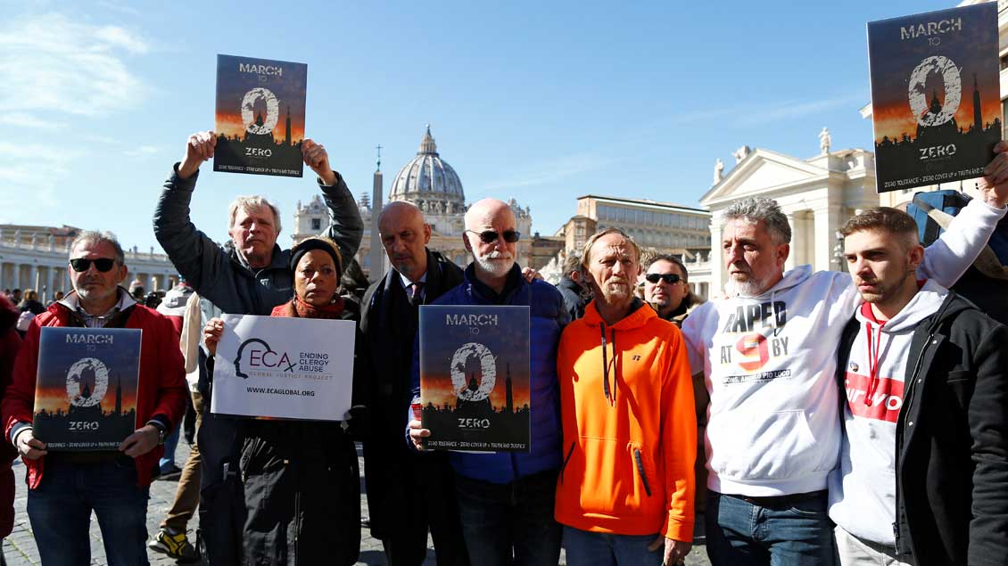 Mitglieder von Opferverbänden protestieren vor dem Vatikan gegen sexuellen Missbrauch von Kindern in der Kirche.