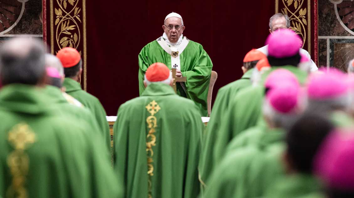 Papst Franziskus bei der Messe mit Bischöfen.