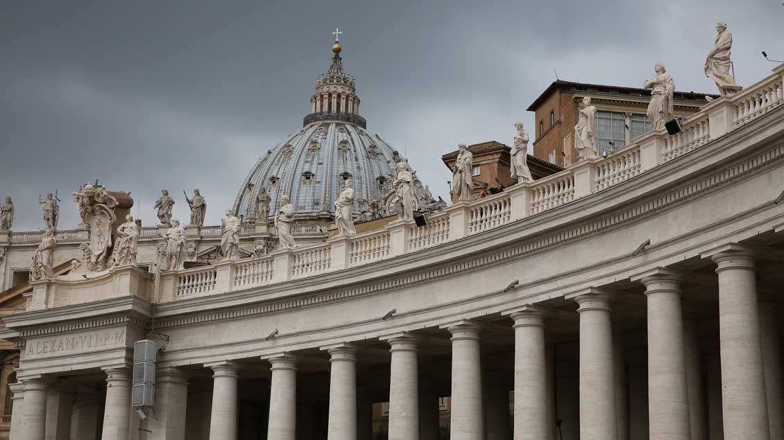 Dunkle Wolken über dem Petersdom in Rom.