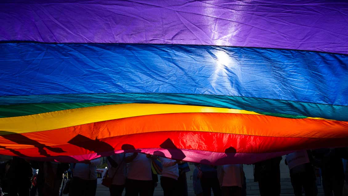 Die Regenbogenfahne ist Symbol der Homosexuellen-Bewegung.