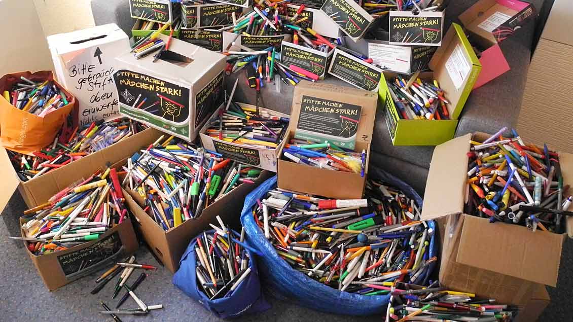 Kisten mit gesammelten Stiften