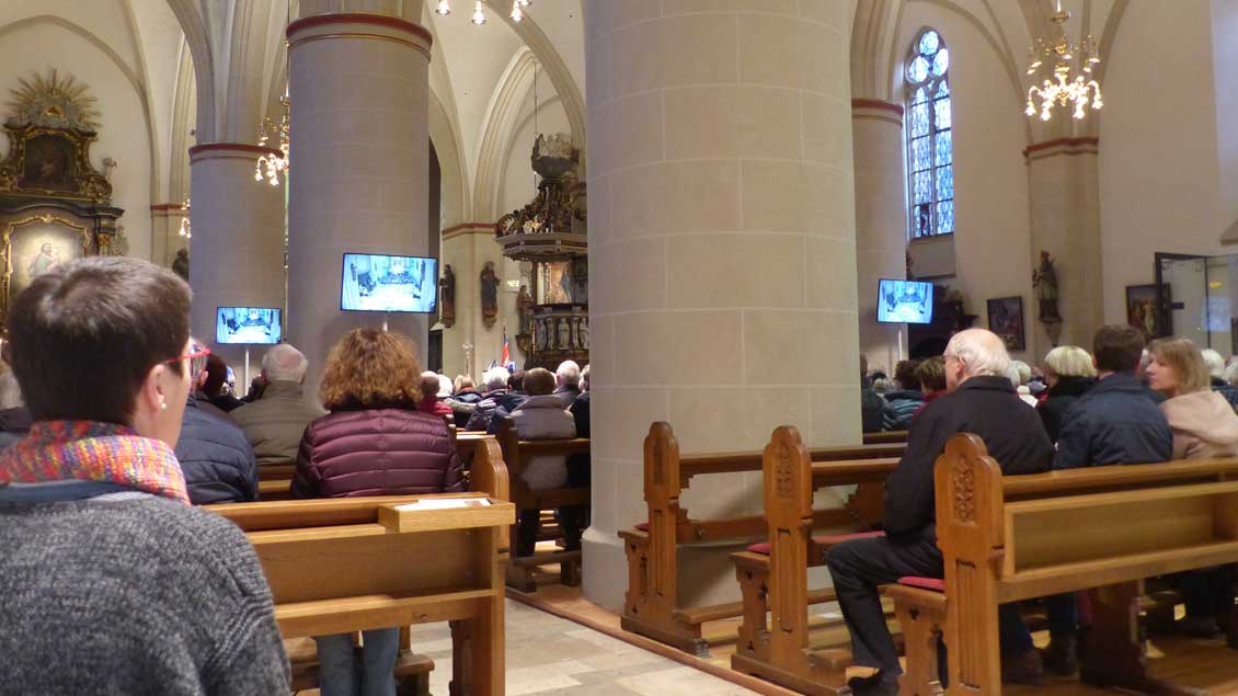 Wiedereröffnung der sanierten Propsteikirche St. Georg in Vechta: Erstmals waren Monitore im Einsatz. Sie zeigen am Altar für Menschen, denen der Blick verstellt ist.