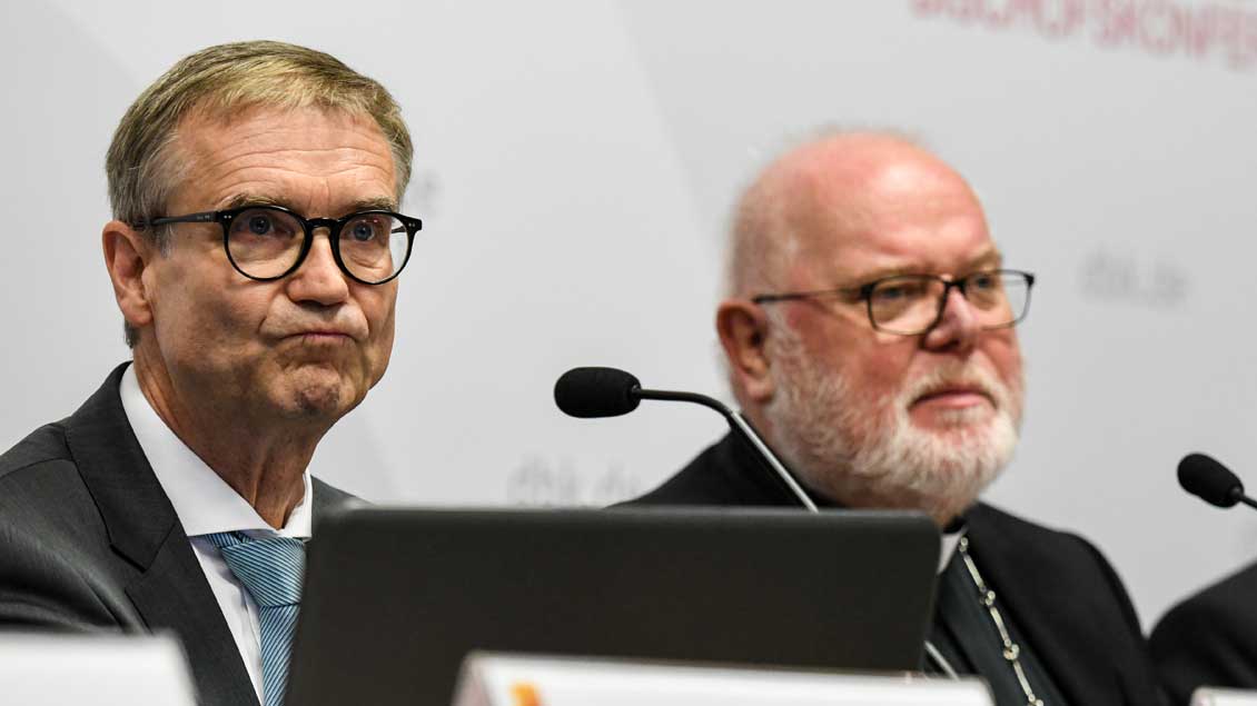 Harald Dreßing (links) mit Kardinal Reinhard Marx bei der Pressekonferenz zur Vorstellung der MGH-Studie im September 2018.