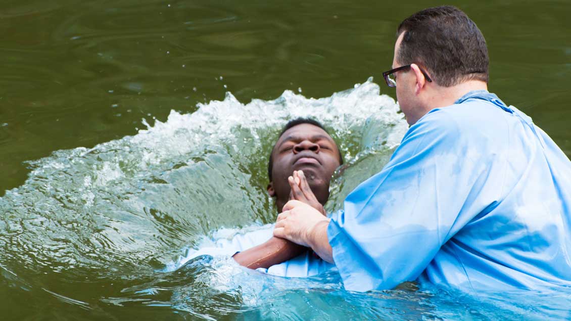 Eine Taufe im Jordan.