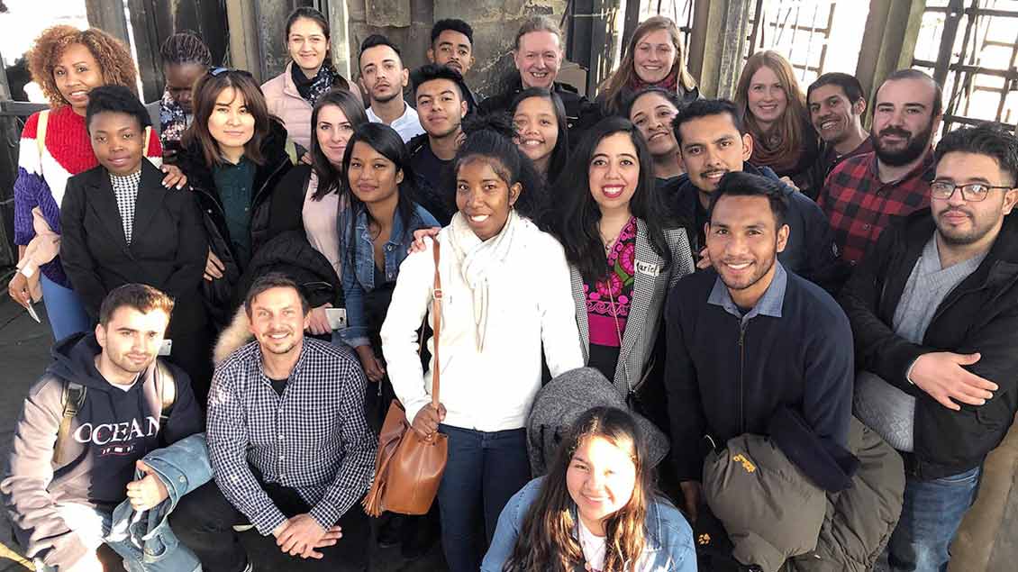 25 junge Erwachsene aus 20 Ländern auf dem Turm der Lambertikirche