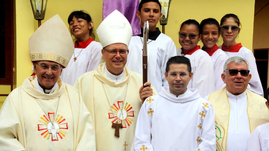 Bischof Felix Genn mit Bischof Johannes Bahlmann nach einem Gottesdienst in der Pfarrei Terra Santa in Brasilien.