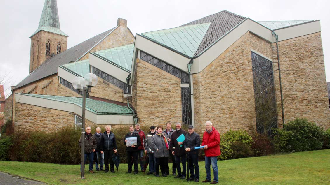 Gemeindemitglieder vor der Kirche in Laggenbeck