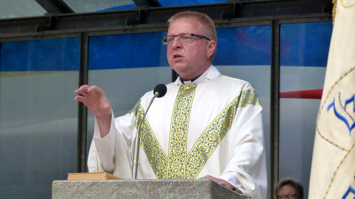 Pfarrer Hermann-Josef Lücker aus Visbek während einer Predigt.