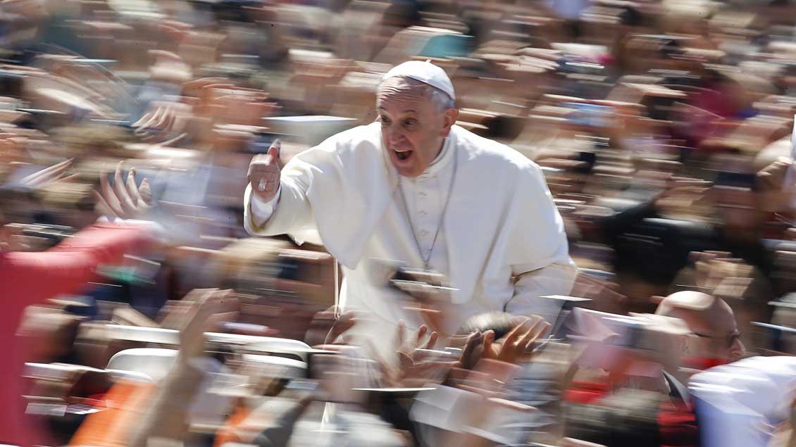 Papst Franziskus signalisiert: Daumen hoch!